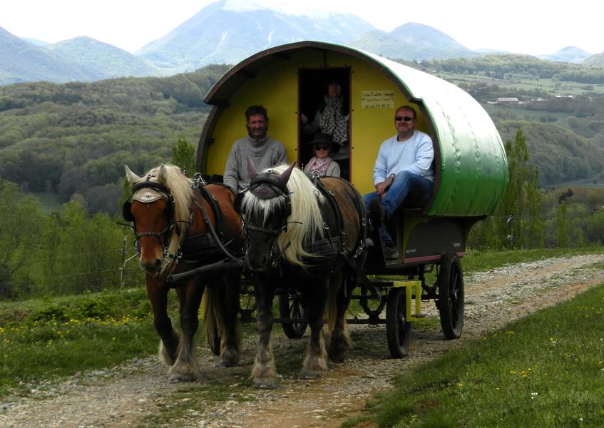 Evasion nature roulotte itinérante et balade en calèche_Le Poët-Célard