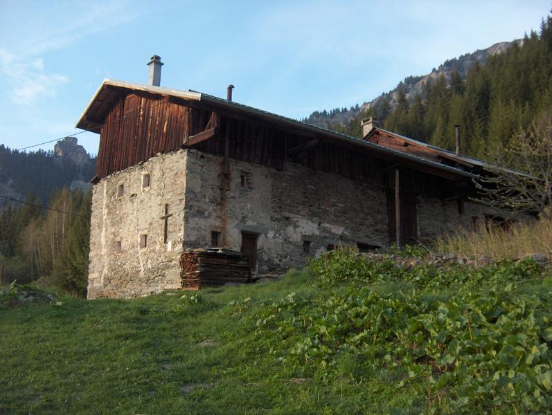 Village de Palapoët sur le circuit des Montagnettes - Le Planay