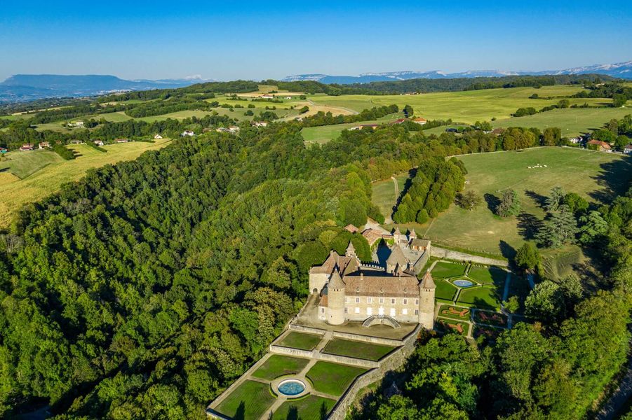 Randonnée châteaux et fermes bas Dauphiné en pisé - château de Virieu