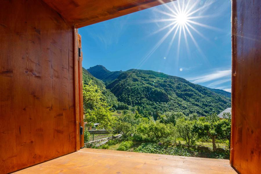 Gîte Les Rosiers-Vue depuis la chambre-de la vallée de la Tinée, et les sommets du Mercantour 