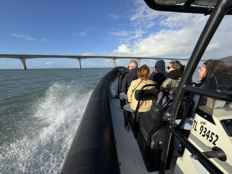 Des personnes sur un zodiac, devant le pont de l'ile de Ré.