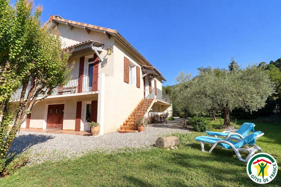 Le gîte, terrain clos, bains de soleil à disposition