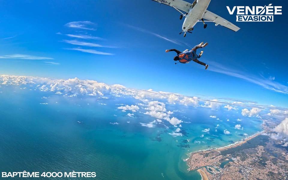 Un avion larguant un sauteur en parachute en dessus de l'océan.