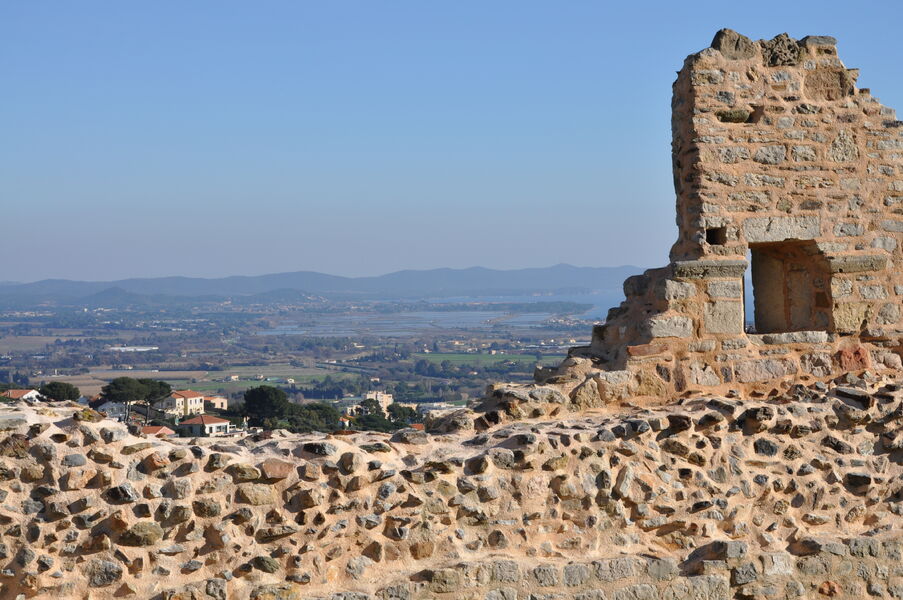 Remparts et vestiges du château des Seigneurs de Fos