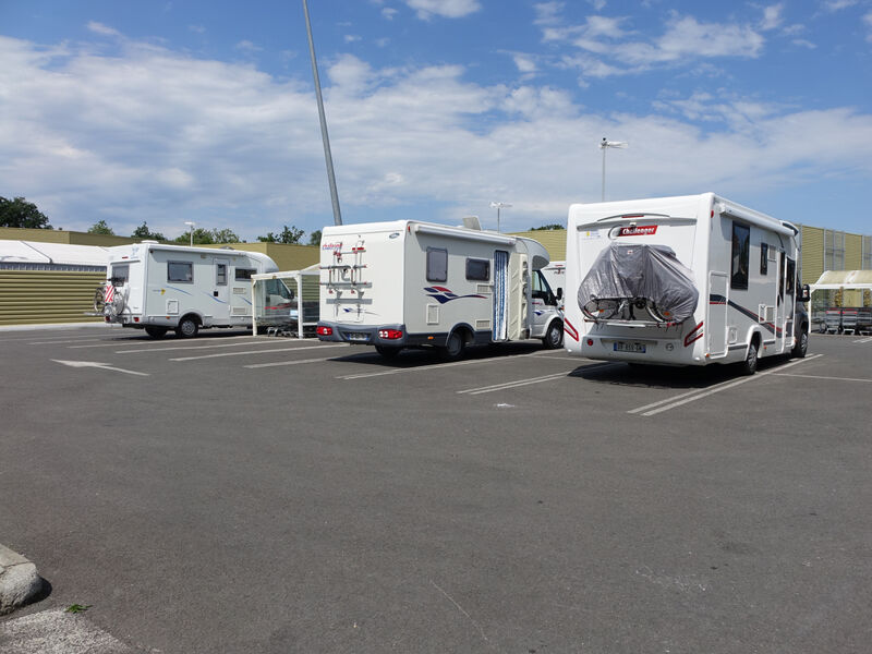 Vue de plusieurs camping-cars sur le parking