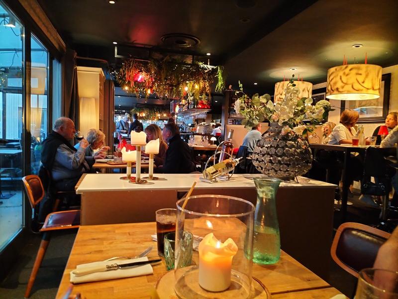 Salle de restaurant avec clients