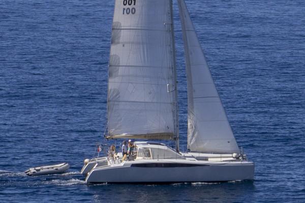 Catamaran à voile dans les îles du Frioul. Départ Mucem