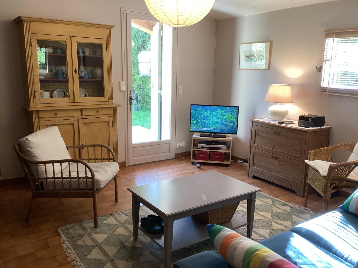 Séjour, ouvert côté sud vers le jardin.
