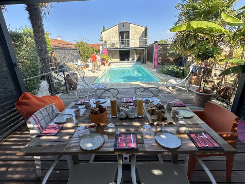 Petit déjeuner en exterieur avec vue piscine