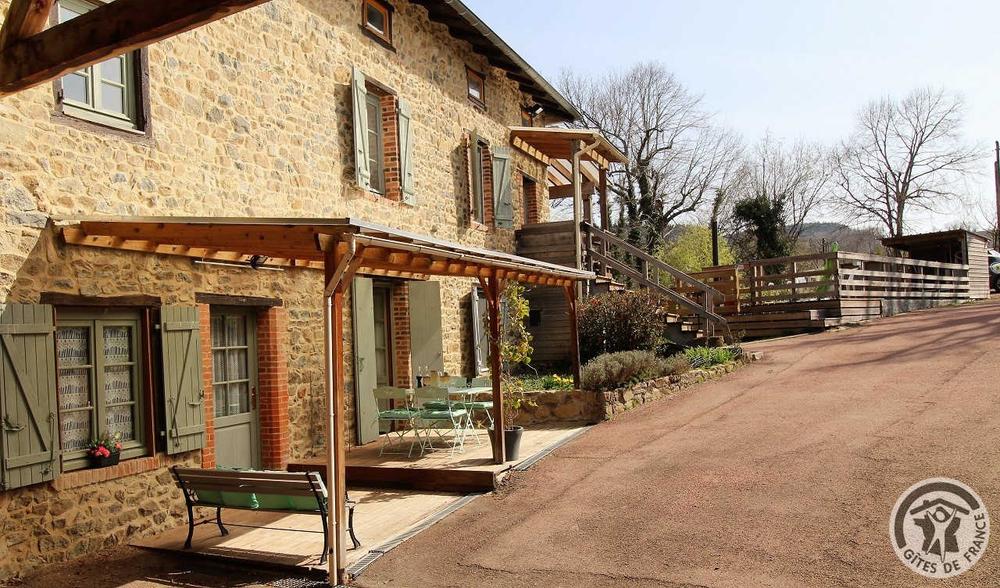 \'Gîte de Basse Comté\' (avec piscine chauffée) à Cublize (Rhône - Beaujolais Vert - Lac des Sapins) : façade côté cour avec la petite terrasse.