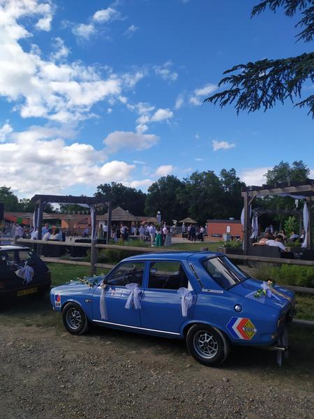 Cocktail avec voiture des mariés