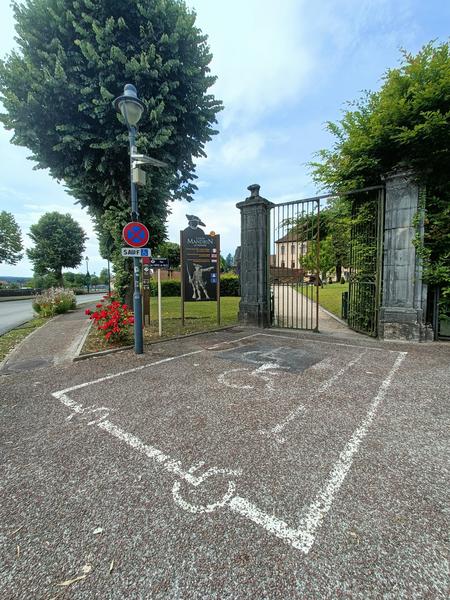 Place handicapée Entrée du parc_Saint-Genix-les-Villages
