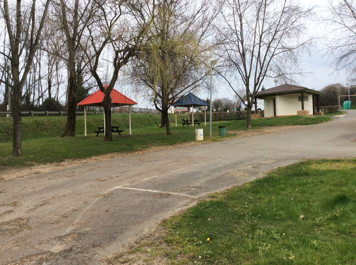 Aire de pique-nique couverte  et  repos