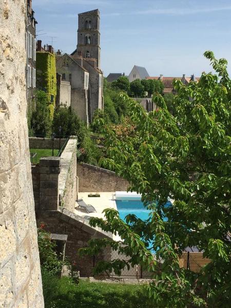 Jardin au pied de la tour du gîte, piscine et vue sur la Tour St Thugal et l'abbaye de St Séverin. Garden below the gîte tower, pool and view on St Thugal tower and St Séverin Abbey