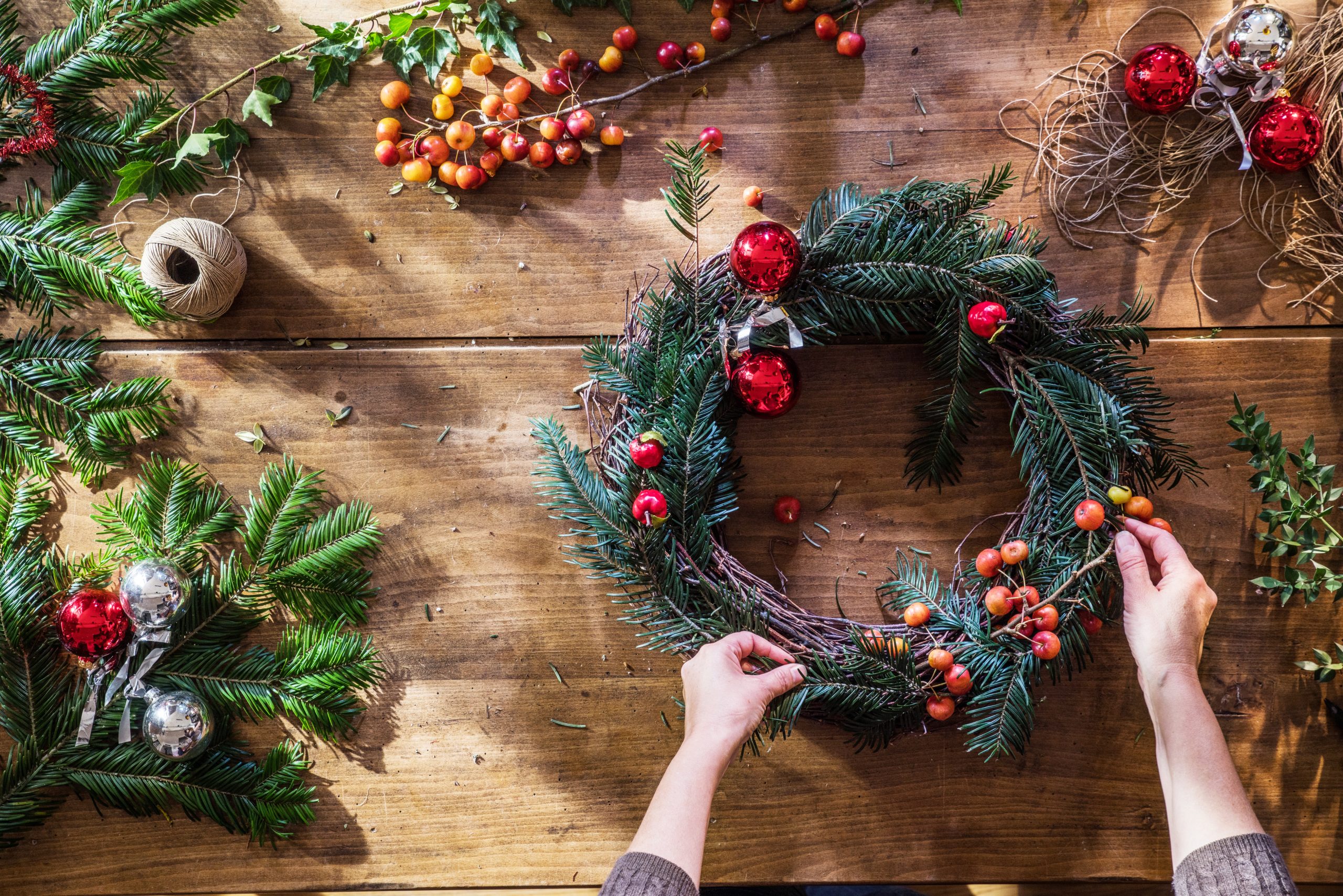 couronne-noel-arelier-fabrication-lagrandepepiniere-scaled
