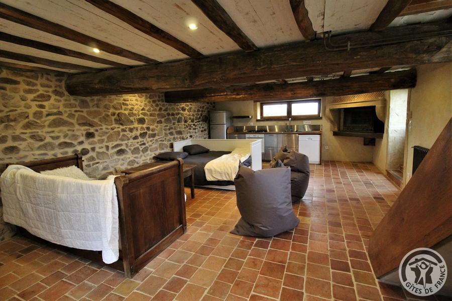 Grand Gîte \'Au Foin Tendre\' à Amplepuis (Rhône - Beaujolais Vert - proximité Lac des Sapins) : pièce à vivre au niveau inférieur, espace salon.