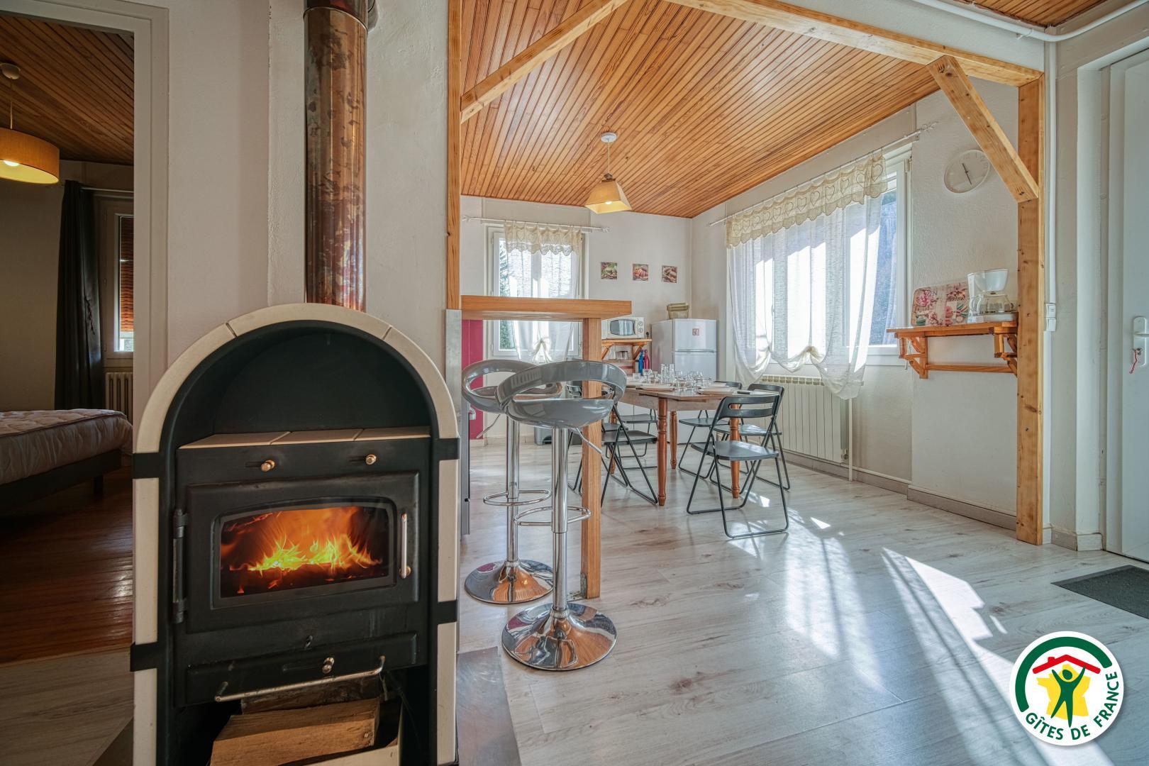 L'entrée du gîte à droite, donnant sur la cuisine et le séjour