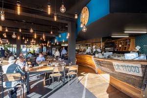 Salle de restaurant avec clients