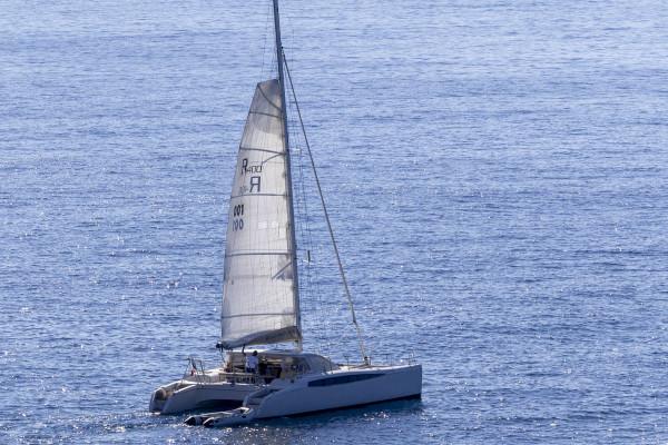 Catamaran à voile dans les îles du Frioul. Départ Mucem