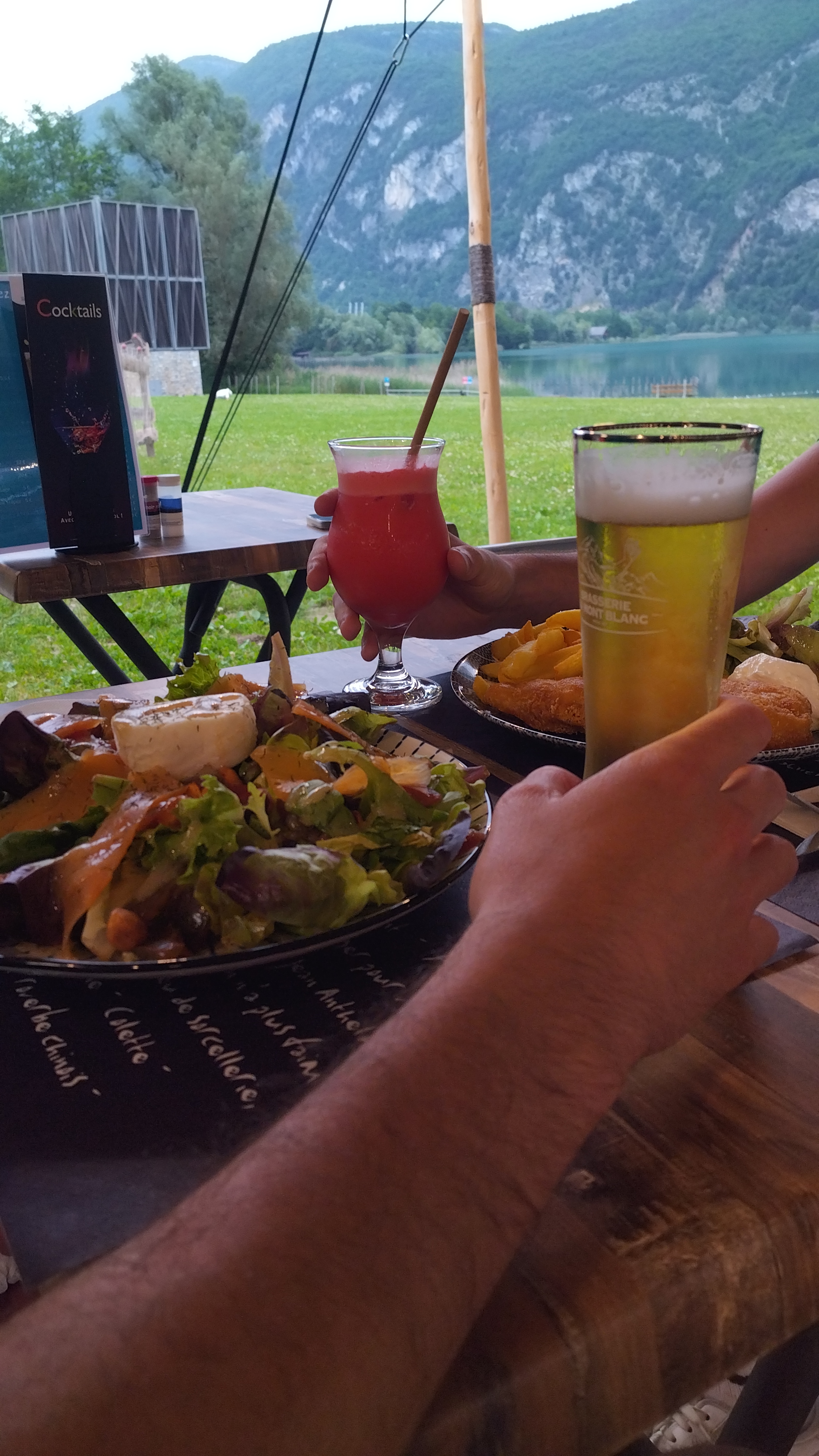 Bière, cocktail et burger au bord du lac d'Aiguebelette