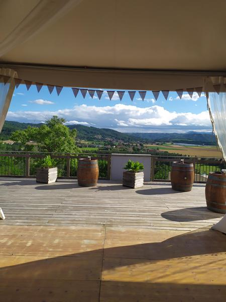 Chapiteau donnant sur terrasse