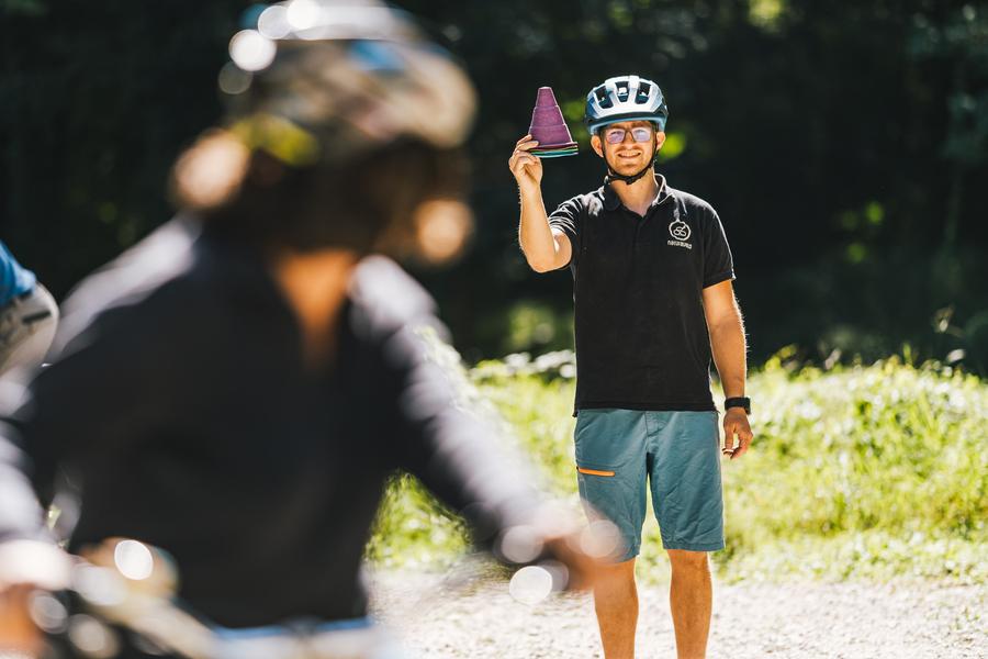 Cours de remise en selle à vélo avec un moniteur de NATURAVÉLO
