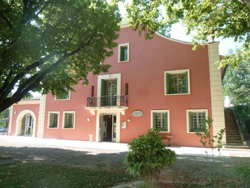 Bibliothèque éphémère dans le jardin