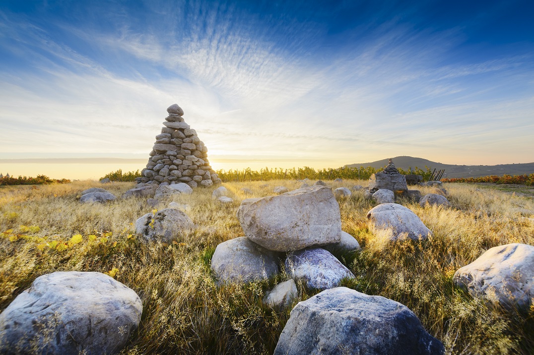 La Tour Bourdon aux premières lueurs matinales Régnié Durette