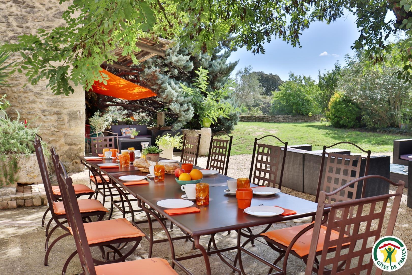 Terrasse devant la maison ouverte sur le jardin