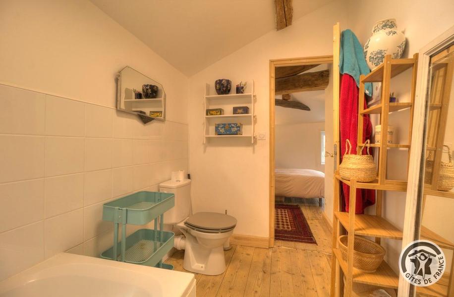 Gîte / Maison de Vacances \'La Maison d\'Ida\' à Meaux la Montagne (Rhône, Beaujolais Vert, proximité du Lac des Sapins) : salle de bains privative à  la grande chambre à l\'étage, côté entrée.