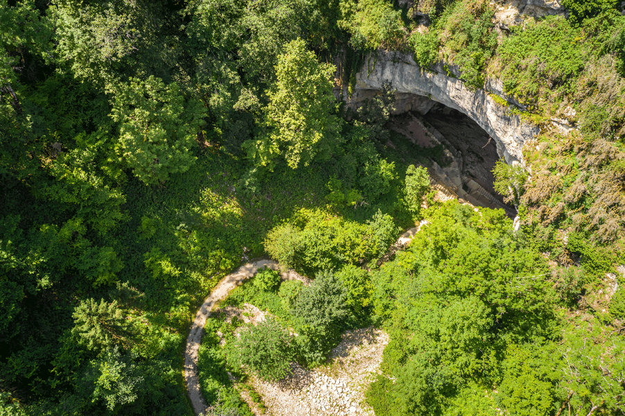 Porche des Grottes du Cerdon