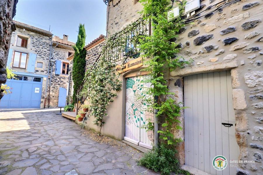 Le Gîte Les Romains au coeur dAlba La Romaine 