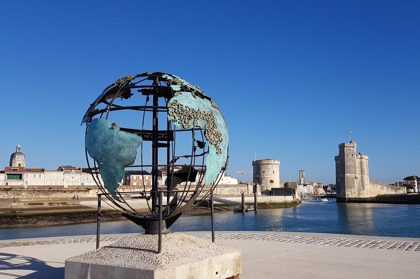 La structure "Globe de la Francophonie" devant le canal du Vieux-port.