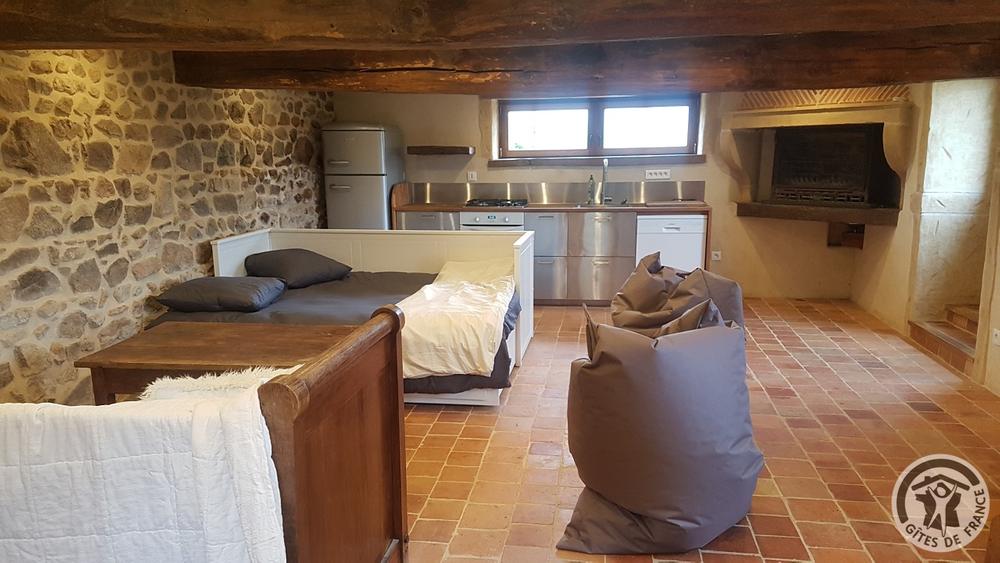 Grand Gîte \'Au Foin Tendre\' à Amplepuis (Rhône - Beaujolais Vert - proximité Lac des Sapins) : pièce à vivre au niveau inférieur avec cuisine d\'été et espace salon.