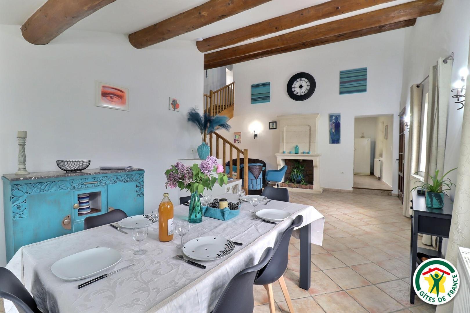 La salle à manger / salon avec 2 portes-vitrées qui mènent à l'extérieur