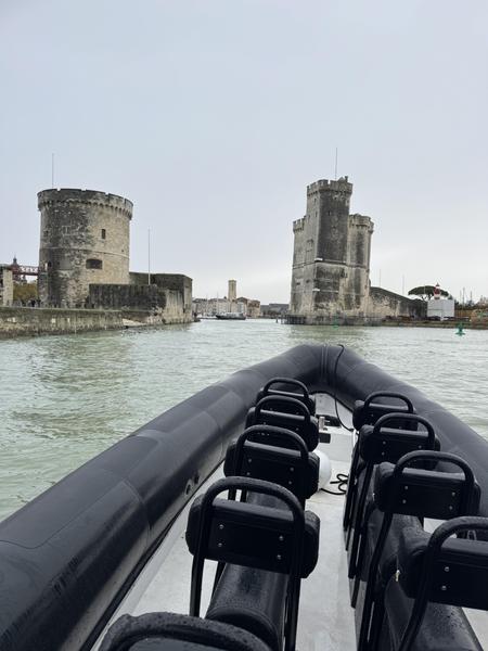 Un zodiac vide, devant les Tours de la Rochelle.