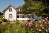 Maison Cognet au milieu d'un grand jardin fleuri, ombragé et cloturé.  Ⓒ Gîtes de France