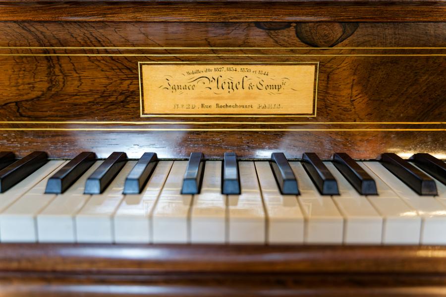 Hervé Billaut et Guillaume Coppola à 4 mains sur le piano ancien du château d'Aulteribe