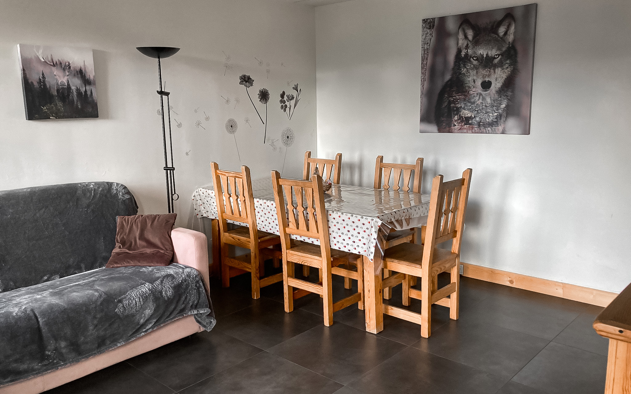 Le salon avec sa table à manger et son canapé convertible en 160cm