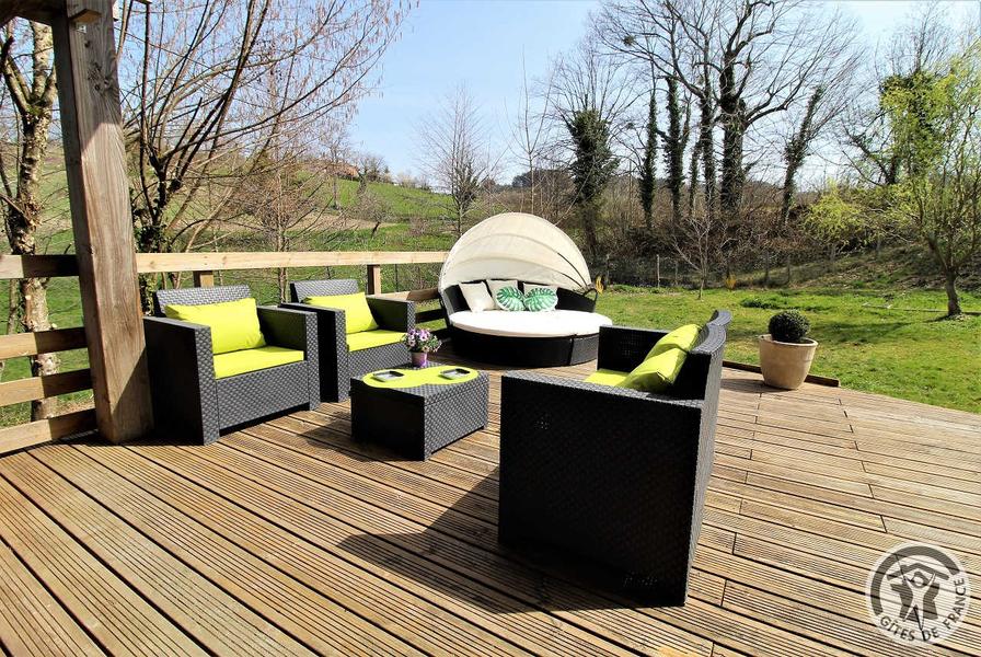 \'Gîte de Basse Comté\' (avec piscine chauffée) à Cublize (Rhône - Beaujolais Vert - Lac des Sapins) : grande terrasse avec mobilier de jardin, vue sur le jardin