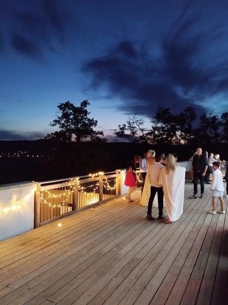 Mariée de nuit sur terrasse du chapiteau