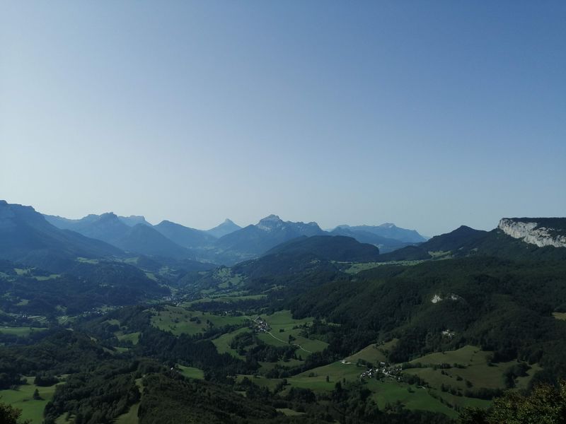 Vue plongeante sur le plateau du Désert d'Entremont et la vallée des Entremonts