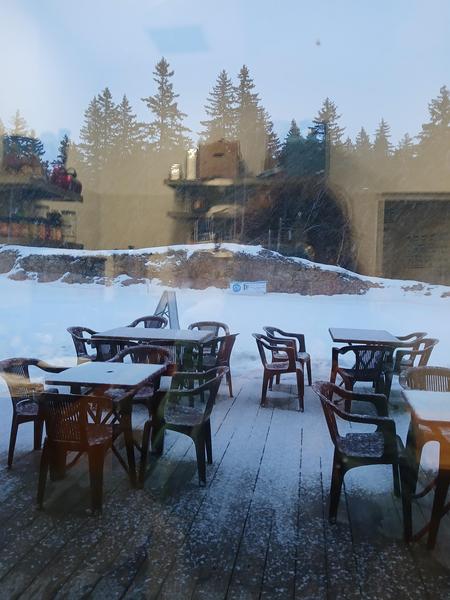 Terrasse enneigée  devant t l'école de ski