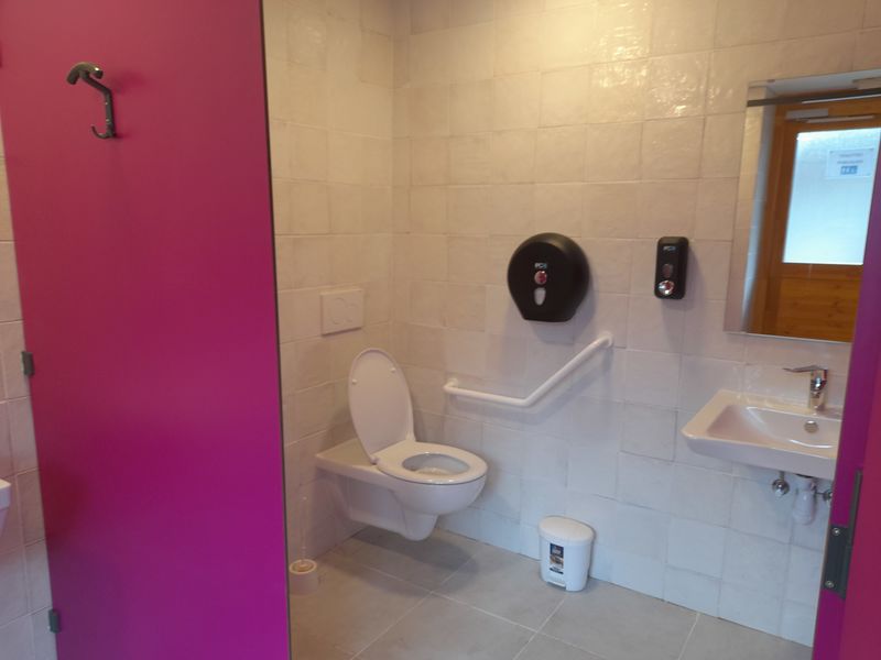 Toilettes adaptées PMR