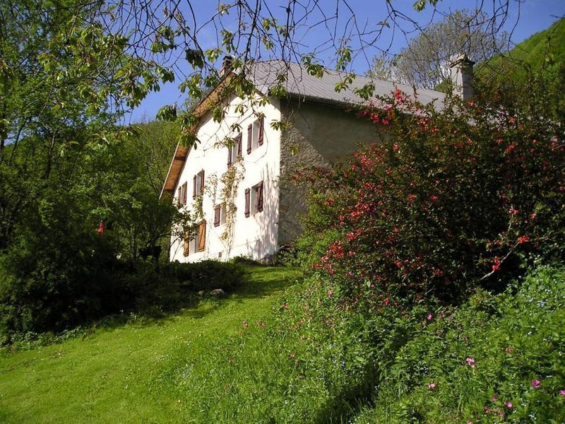 Le Tilleret au printemps
Façade Est au soleil levant Le Tilleret au printemps
Façade Est au soleil levant