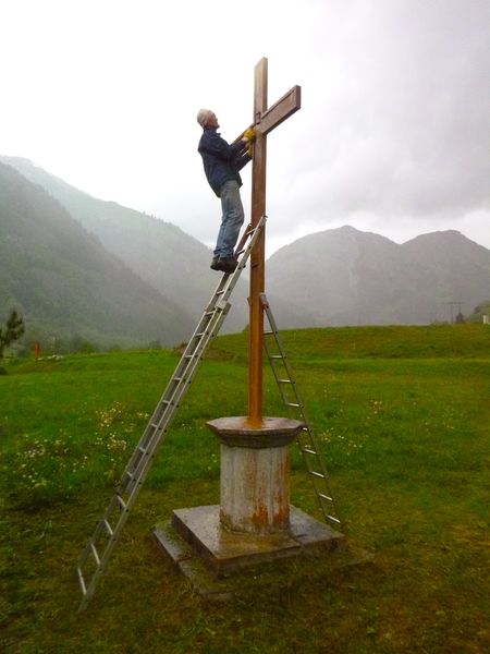 Restauration de la croix de mission des Quatre-Granges
