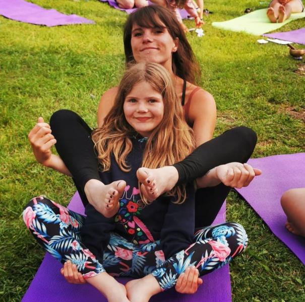 Une maman et sa fille dans une posture commune
