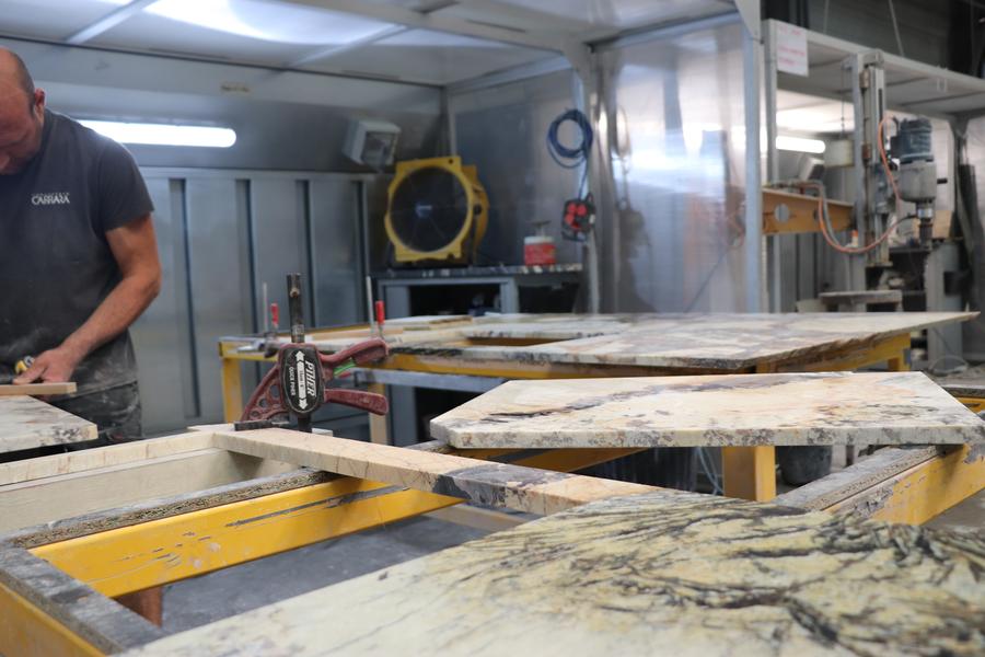 Dans les coulisses de l'entreprise Carrara, concepteur en marbrerie_Viriat