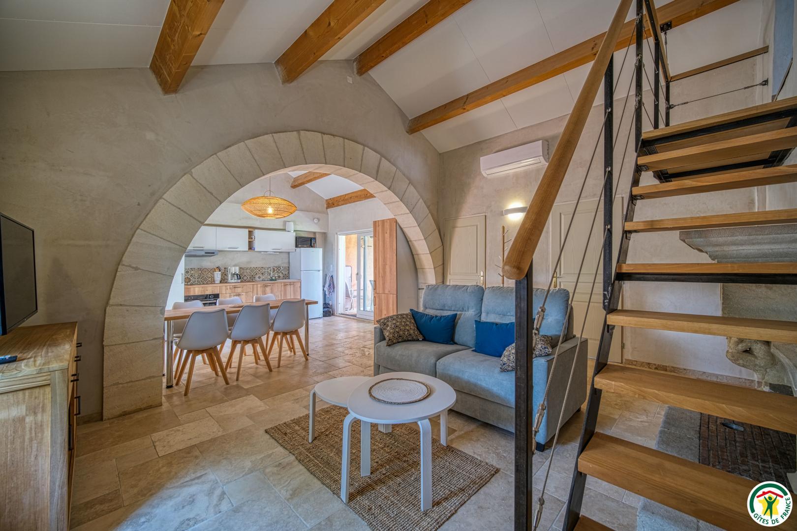 Pièce à vivre : salon et cuisine ouverte.