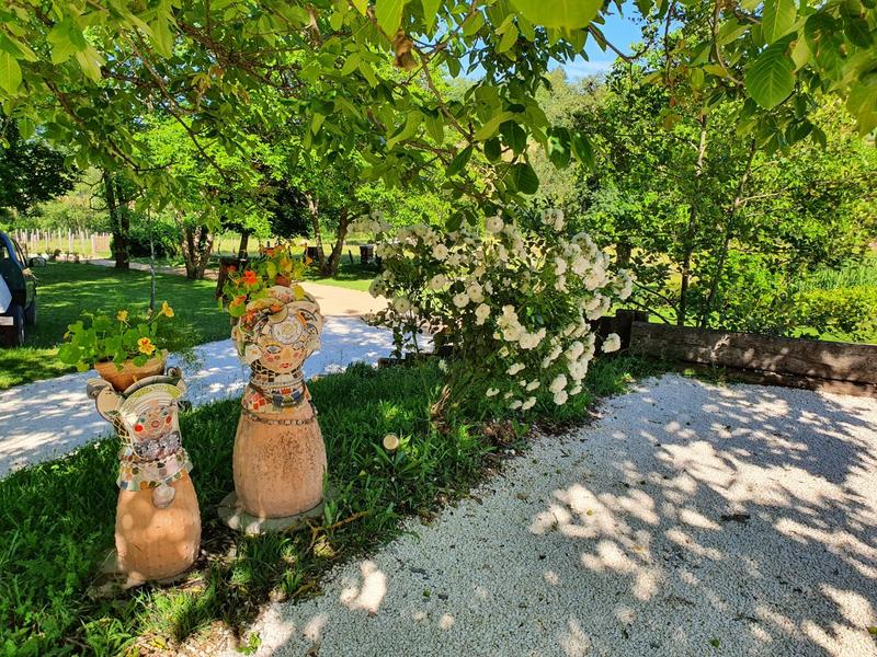 Grand gîte \'La Mamounière\' à St-Jean-la-Bussière - maison de vacances 4 chambres (Rhône, Beaujolais vert, Près du Lac des sapins) : Parking et petit parc extérieur.